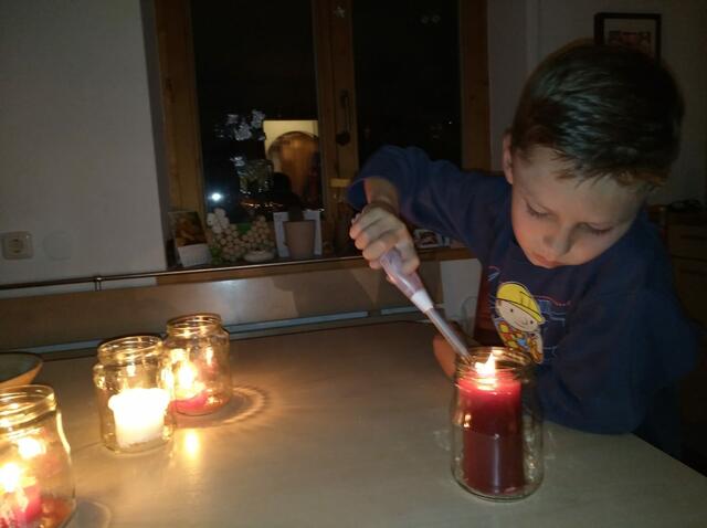 Durch die "Nacht der 1000 Lichter @home" erleuchteten viele Lichter in den Fenstern und Gärten der Menschen. | Foto: KJ Salzburg