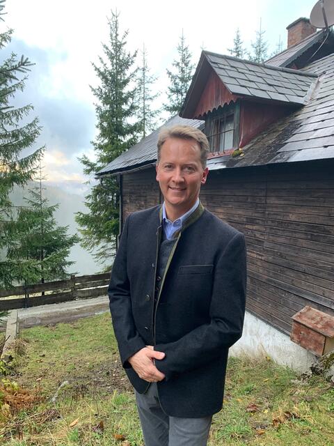 Christian Auer kümmert sich vor Ort um die Gäste. | Foto: Koidl