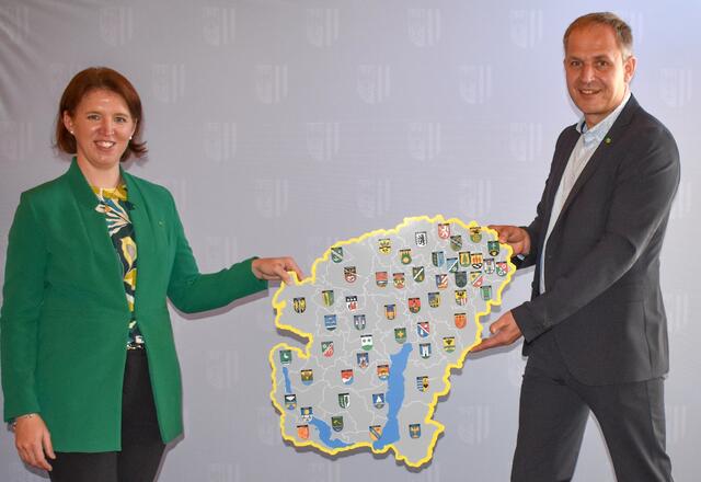 Michaela Langer-Weninger legt den Bezirk in die Hände des neuen ÖVP-Bezirksparteiobmannes Christian Mader. | Foto: OÖVP/Großruck