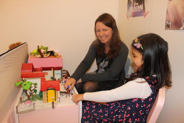 Die mobile Kinderbeteuerin Irene ist zu Besuch bei der sechsjährigen Amelia. Gemeinsam spielen, zeichnen oder basteln sie.  | Foto: Sabine Ivankovits