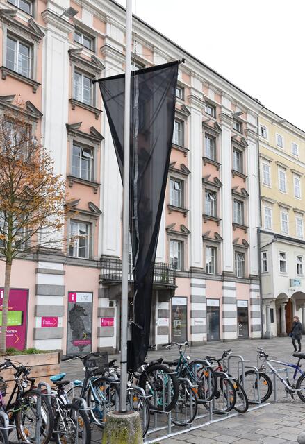 Vor den Rat- und Volkshäusern der Stadt Linz wurde eine schwarze Flagge aufgezogen. | Foto: Stadt Linz