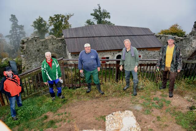 Ruine Klngenberg, die fleißigen Retter der Ruine.  Von links: Johann Buchberger, Ignaz Leitner, Hans Nenning, Josef Strasser und Michael Haider.  | Foto: Zinterhof