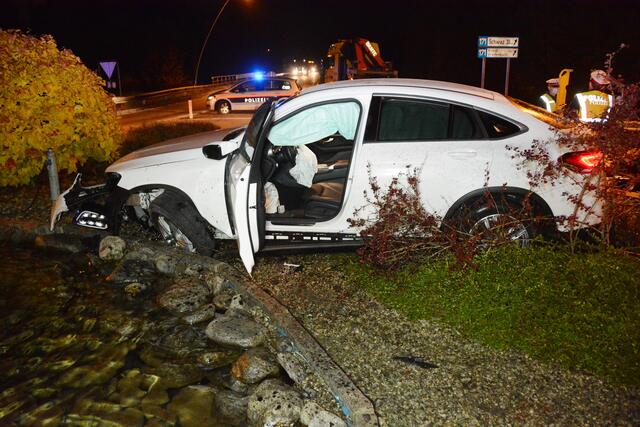 Ein Autolenker (61) krachte mit seinem Auto in Wörgl in einen Kreisverkehr. | Foto: ZOOM.Tirol