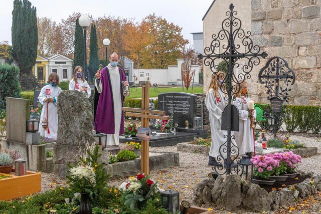 Die Gräbersegnung fand am Allerheiligen-Vormittag in aller Ruhe statt. | Foto: Christoph Huemer