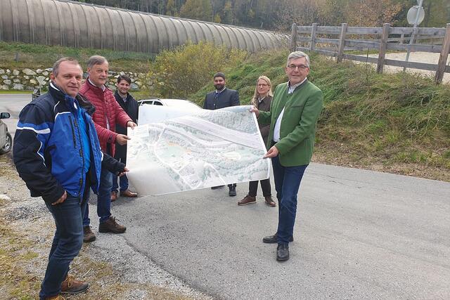 Beim Lokalaugenschein des Radwegs von Zederhaus nach St. Michael im Lungau, v. li..: Hans Pfeifenberger, (Güterwegeerhaltungsverband Lungau), Alfred Pfeifenberger (Bürgermeister a. D.), Thomas Kößler, (Bürgermeister Zederhaus), Hannes Primoschitz (Land Salzburg), Reja Falkensteiner (Land Salzburg) und  Landesrat Josef Schwaiger (re.). | Foto: Land Salzburg/Michael Rausch