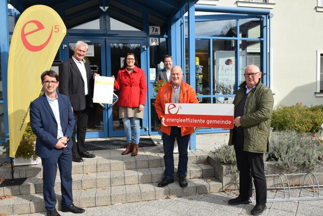 Bildtext – St. Jakob im Rosental neu im Programm (von links nach rechts): Christoph Zettinig (e5 Betreuer), Bgm. Guntram Perdacher, LR.in Sara Schaar, Amtsleiter Arnold Muschet, 1. Vizebgm. Karl Fugger, 2. Vizebgm. Franz Inzko. | Foto: Büro LR.in Schaar