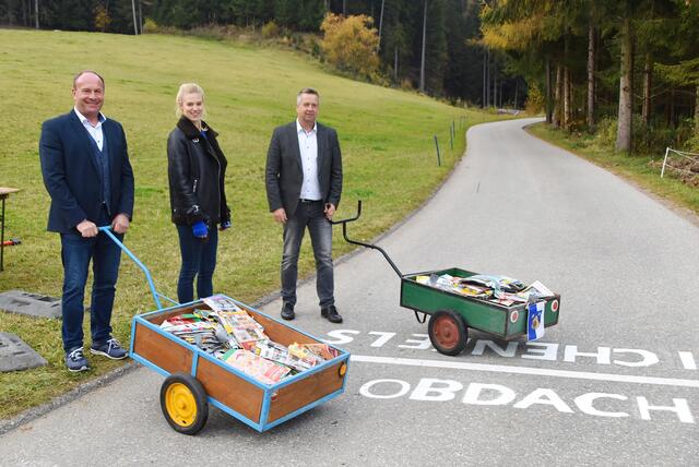Der Obdacher Bürgermeister Peter Bacher (links) und der Reichenfelser Ortschef Manfred Führer mit Moderatorin Larissa Marolt | Foto: Koller