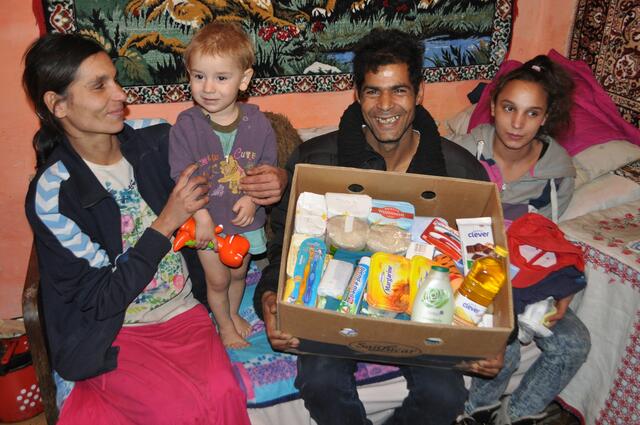 Lebensmittel-Pakete um 25 Euro werden an notleidende Menschen in Rumänien, Indien und anderen ora-Projektländern verteilt.  | Foto: ora international Österreich