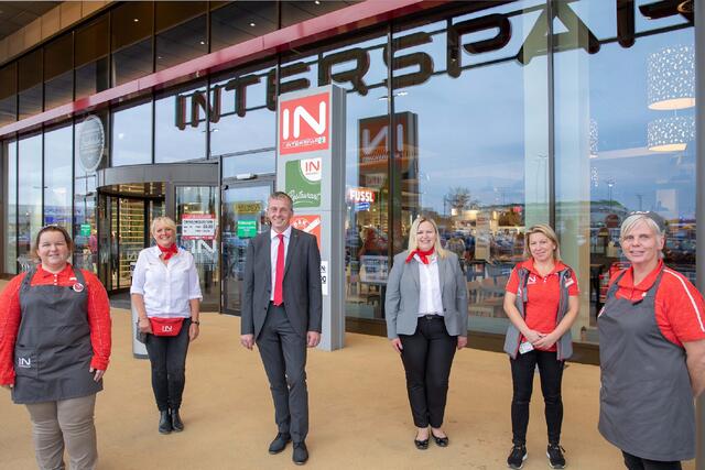 Andreas Sinzinger und sein Team. Durch den Umbau wurden 35 neue Arbeitsplätze geschaffen.  | Foto: INTERSPAR