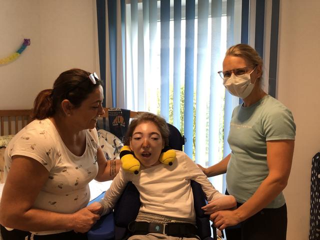 Ein- bis zweimal pro Woche kommt Physiotherapeutin Frauke Kühne ins Haus. In dieser Zeit kann auch Mutter Angela einmal kurz Pause machen.