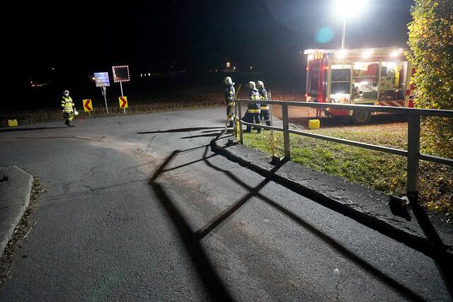 Eine markante Ölspur zog sich von der Kainachbrücke in Söding-St. Johann bis nach Grabenwarth bei Ligist.  | Foto: FF Hallersdorf
