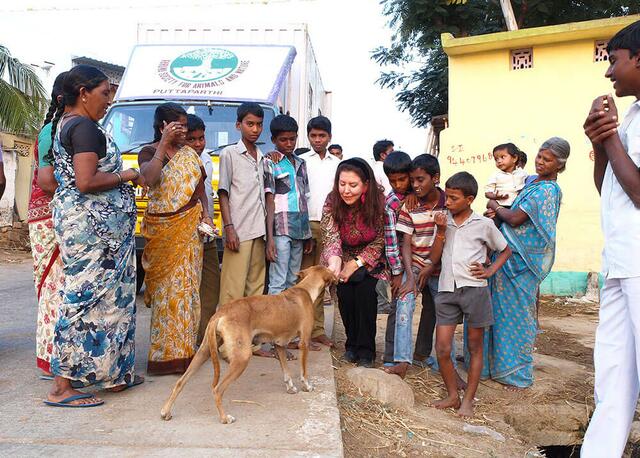 Auch in Indien leistet Carol Byers (M.) mit "Animal Care Austria" wichtige Arbeit.