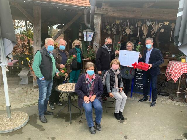 Eine würdige Verabschiedung für Heidemarie Lang durch Vorstandsmitglieder des Brauchtum Mellach "einst und jetzt": Im Bild hi. stehend von li. Helmut Nebel, Altbürgermeister von Mellach Johann Wagner, Monika Joham, Gary Lackner, Heidemarie Lang, Günther Joham. Sitzend: Herta Wagner und Helga Nebel. | Foto: Brauchtum Mellach "einst und jetzt"
