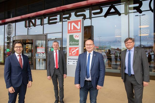 Bei der Eröffnung: Interspar Österreich Geschäftsführer Markus Kaser, Geschäftsleiter Andreas Sinzinger, Bürgermeister Johannes Waidbacher und Regionaldirektor Markus Waidmann (v. li.) | Foto: INTERSPAR