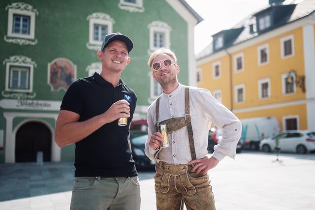 Moderator Willi Gabalier (re.) und Pilot Thomas Morgenstern (li.) sind auf der Suche nach Talenten in Tamsweg unterwegs.
 | Foto: Copyright: ServusTV / Daniel Götzhaber