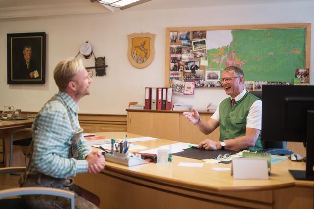 Willi Gabalier holt sich Tipps für die Talentesuche bei Bürgermeister Georg Gappmayer. | Foto: Copyright: Servus TV / Daniel Götzhaber
