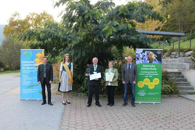 Fünf Mal Gold, ein Mal Silber und darüber hinaus den Titel "Imker des Jahres 2020" gab es für Willibald Klug aus St. Stefan ob Stainz. Im Bild: Dir. Werner Kurz, Honigkönigin Jasmin I, Willibald Klug, Aloisia Klug, Präsident Maximilian Marek (v.l.n.r.).  | Foto: Landesverband für Bienenzucht