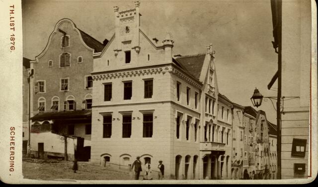 So sah die Fassade des Schärdinger Rathauses vor 100 Jahren aus. Die neugotische Gestaltung von 1876 wurde 1930 umgebaut. | Foto: Ing. Emmer