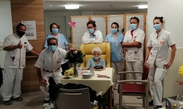 Frau Ebner (Mitte) ist unglaubliche 100 Jahre alt. Mit Kuchen und Sekt feierte die Brigittenauerin mit den Mitarbeitern des Haus Brigittenau. | Foto: Haus Brigittenau