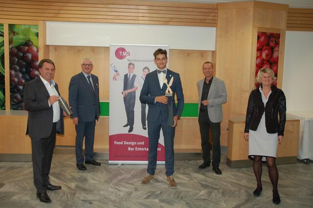 Sebastian Heindl mit seiner Trophäe: WKNÖ-Präsident Wolfgang Ecker gratulierte ebenso wie Fachvorstand Johann Habegger, TMS-Direktor Michael Hörhan und WNKÖ-Direktor-Stellvertreterin Alexandra Höfer (v. l.). 
 | Foto: Haiderer