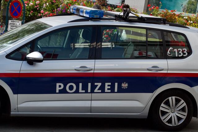 Eine uneinsichtige Masken-Verweigerin löste am Dienstag in Linz einen Polizeieinsatz aus. | Foto: Baumgartner/BRS