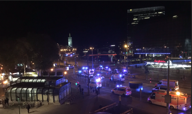 Blaulichter-Meer nach dem nschlag am Wiener Schwedenplatz am 2. November. | Foto: Georgia_HGrabar @GHG19hr