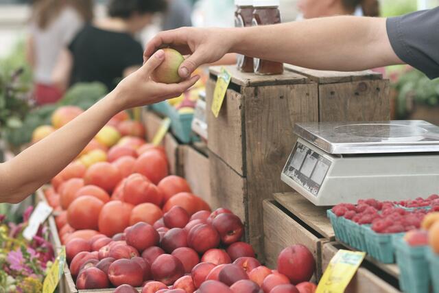 Auf den Bauernmärkten beziehungsweise dem Wochenmarkt können weiterhin regionale Produkte erworben werden. | Foto: Pixabay/Pexels