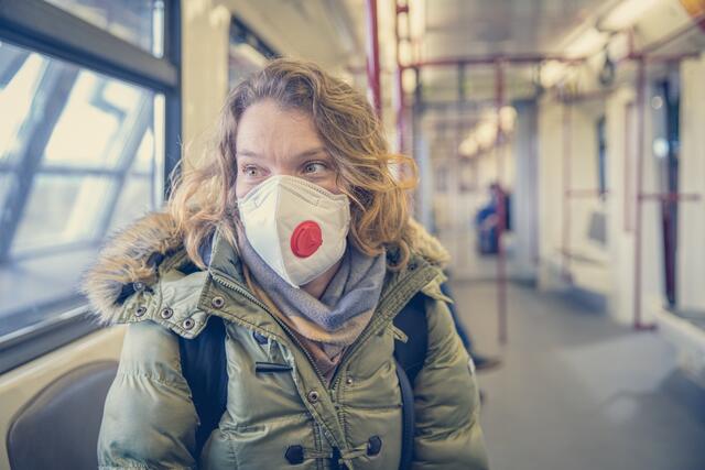 In Öffis ist es schwierig Abstand zu halten. | Foto: Edophoto/panthermedia