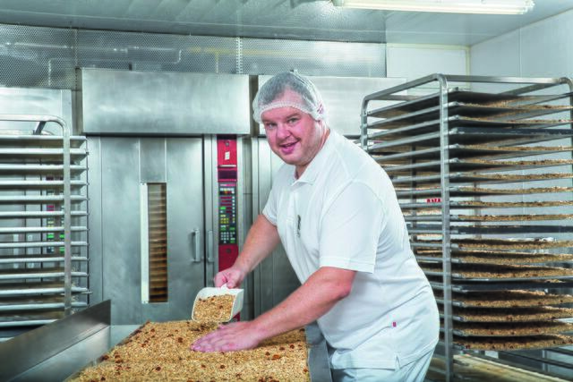 Lokale Lebensmittelproduzenten finden Platz im Supermarkt: Florian Zagler liefert sein Müsli an Interspar. | Foto: INTERSPAR