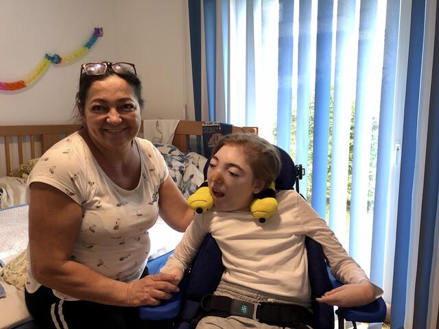 Der 17-jährige Patrick leidet seit seiner Geburt an einer spastischen Tetraparese. Seine Mutter Angela pflegt ihn Rund um die Uhr.