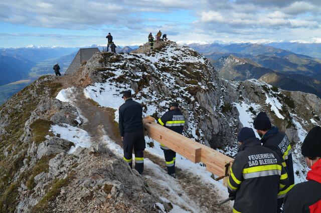 In schwindelnden Höhen: Die Kameraden der Freiwilligen Feuerwehr Bad Bleiberg tragen das Knappenkreuz auf den Gipfel. | Foto: Marktgemeinde Bad Bleiberg