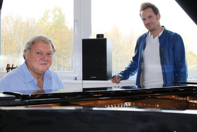 Musikproduzent Edgar Pelz (l.) und Johann Rosenhammer (r.) freuen sich über das Album.  | Foto: Katharina Bernbacher