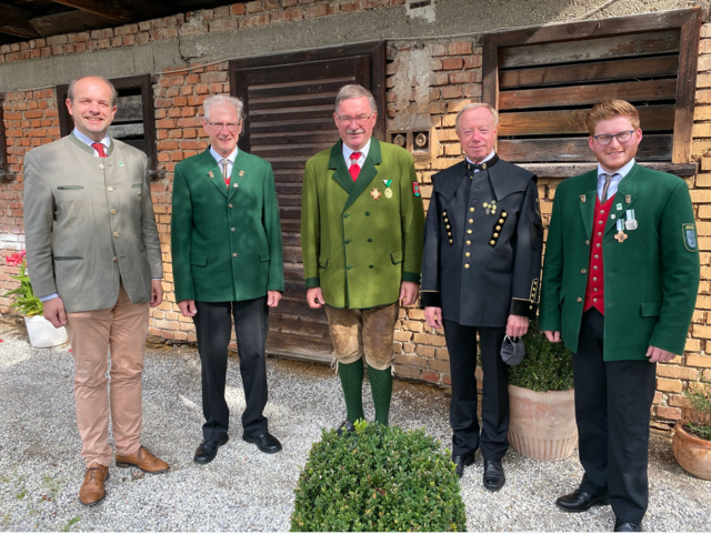 Die aus dem Bezirksvorstand ausgeschiedenen Funktionäre mit dem Vertreter des Steirischen Blasmusikverbandes und dem Bezirksobmann
v.l.: Richard Schmid, Franz Hödl, Werner Friedheim, Hubert Bratl und Hannes Urstöger | Foto: MB Birkfeld
