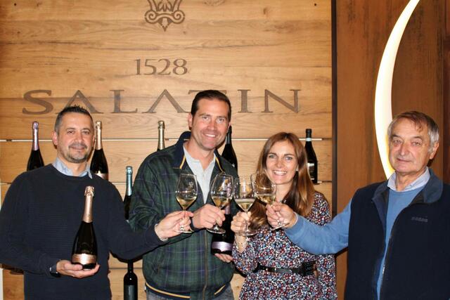 Weinexperten: Alessandro Salatin und Beppino Salatin (links und rechts) mit Kathi und Roland Augustin
 | Foto: Salatin (alle)