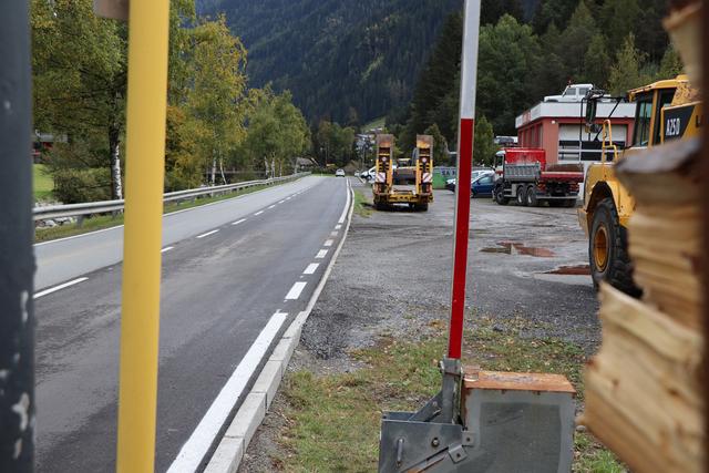 In der Gemeinde See gibt es im Weiler Wald derzeit noch eine 100 Meter lange Lücke beim Gehsteig entlang der B188 Paznauntalstraße. | Foto: Othmar Kolp