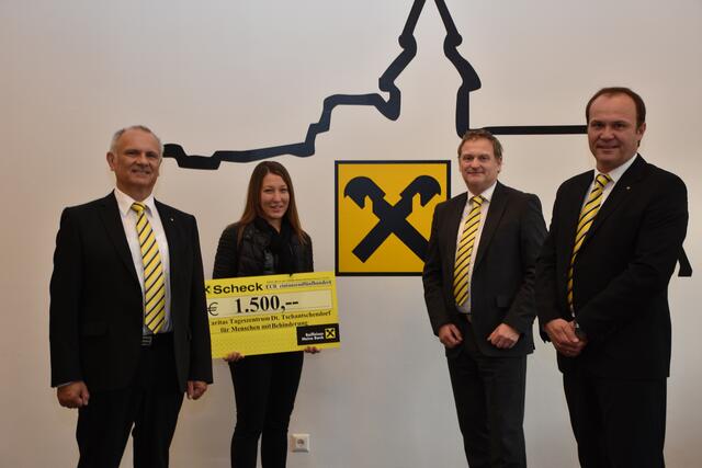 Christina Hacker vom Caritas-Tageszentrum in Deutsch Tschantschendorf übernahm 1.500 Euro von den Raiffeisen-Geschäftsleitern Ewald Richter, Günter Penthor und Jürgen Böhm (von links). | Foto: Raiffeisen