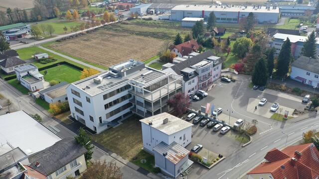 Erst aus der Luft lässt sich das neue Zentrum neben dem Gemeindeamt in seiner vollen Dimension ausmachen. | Foto: Dormann