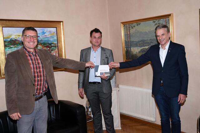 Bürgermeister Ferdinand Vouk (re.) stolz darauf die erste Naturschutzkraft einer Gemeinde in den eigenen Reihen zu haben.  | Foto: Sobe