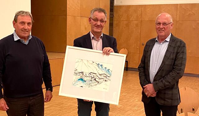 Die Vizebgm. Anton Pertl (re.) und Walter Kathrein überreichten dem Jubilar ein Präsent! | Foto: privat