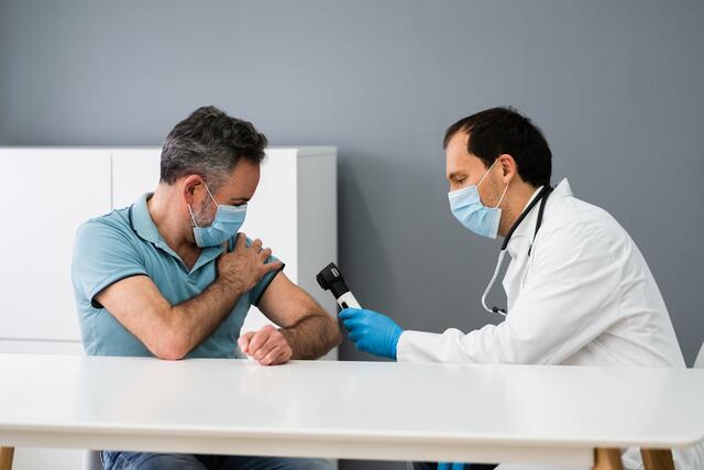 Routinekontrollen sollten grundsätzlich auch jetzt nicht aufgeschoben werden. | Foto: Andrey Popov/Panthermedia