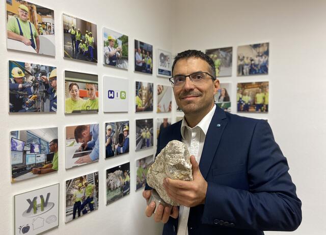 Enzo Zadra, Norske-Geschäftsführer, mit der "Top of Styria"-Trophäe für die Kategorie "Produktion".