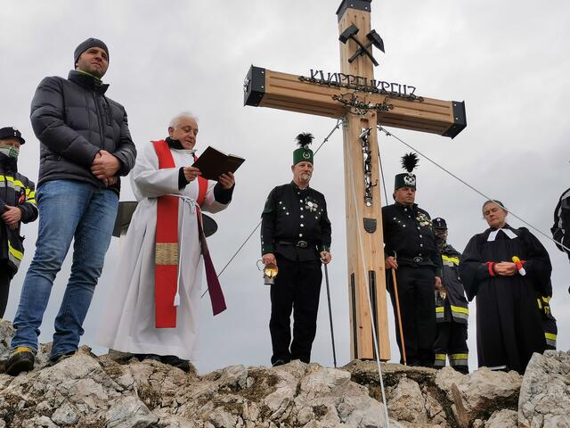 Die Segnung im kleinen Rahmen auf dem Gipfel des Dobratsch mit Bürgermeister Christian Hecher (links) | Foto: Marktgemeinde Bad Bleiberg