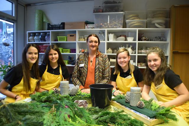 Letztes Jahr informierten Leonie, Lena, Pädagogin Nicola Grasmann, Johanna und Emily (v.li.) die Besucher beim Tag der offenen Tür persönlich. Heuer gibt es coronabedingt einen virtuellen Rundgang durch die Schule. | Foto: Siegele