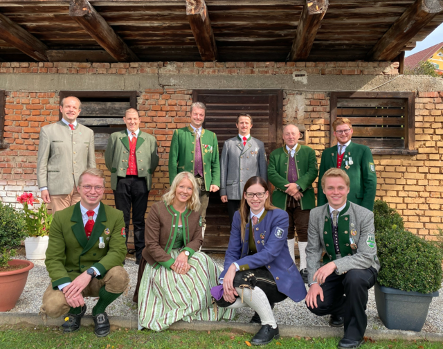 Der neue Blasmusikbezirksvorstand Birkfeld
1. Reihe v.l.: Johannes Neuhold, Karoline Schwaiger, Julia Hauswirtshofer und Johannes Mosbacher
2. Reihe v.l.: Richard Schmid, Klaus Knöbelreiter, Josef Bratl, Thomas Maierhofer, Hubert Altmann und Hannes Urstöger
Nicht am Bild: Stbf. Elias Wanner, Stbf.-Stv. Lukas Töglhofer, EDV-Ref. Christoph Drebers, FRef. Otmar Kandlbauer, FRef. Hubert Eichtinger, Beirat David Wiederhofer | Foto: MB Birkfeld