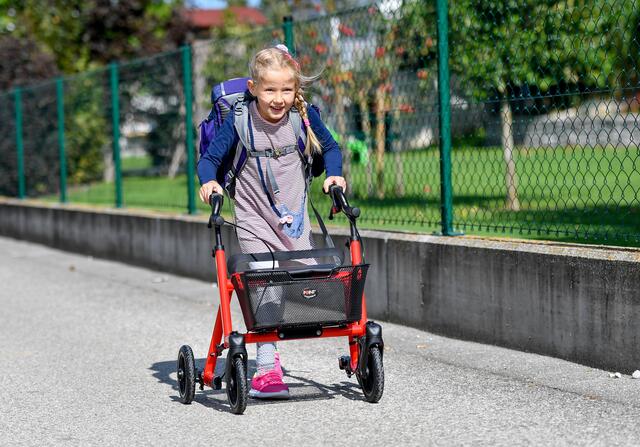 Nach sieben Tagen Reha raus aus dem Rollstuhl – die kleine Katharina hat schon viele Hürden gemeistert. | Foto: Foto: Orthotechnik