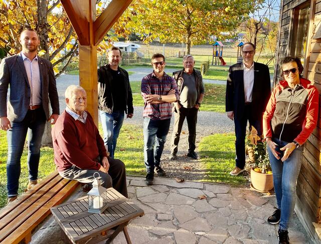 Die Gemeindevertretrung um Bgm. Andreas Thürschweller (3.v.l.) gratulierte Familie Moser zum erfolgreichen Sommer im "Ölspur Camping". | Foto: KK