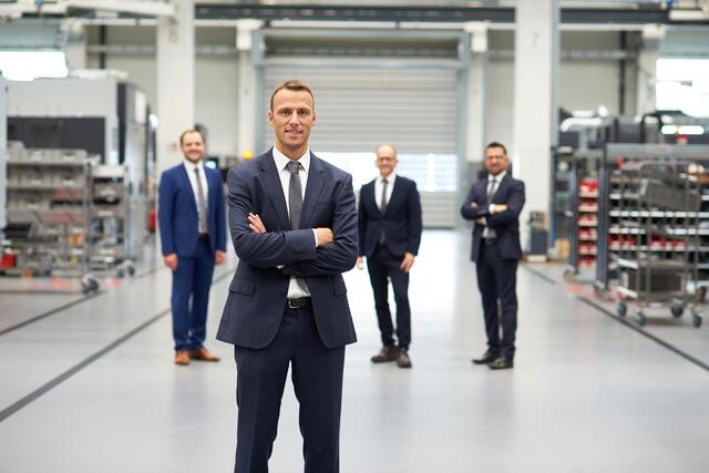 Das neue Führungsteam von Fill Maschinenbau: vorne Martin Reiter hinten (v.l.): Alois Wiesinger, Andreas Fill, Günter Redhammer | Foto: Fill Maschinenbau