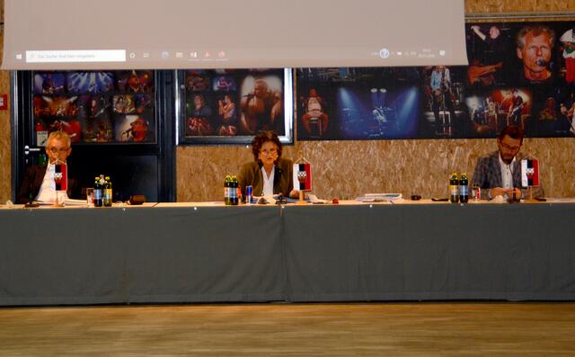 Am 5. November fand im Wörgler Komma eine Gemeinderatssitzung statt. Bürgermeisterin Hedi Wechner und die unterschiedlichen Parteien sprachen über eine Fußgängerzone in der Bahnhofsstraße und die Nutzung der Musikschule Alt.  | Foto: Gredler