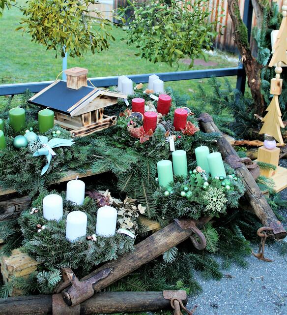 Advent, Advent: Seit Anfang November wird in der Lebenshilfe Fürstenfeld bereits fleißig gebunden und dekoriert. Am 21. November werden die Adventkränzen am Bauernmarkt Fürstenfeld verkauft. | Foto: Lebenshilfe Fürstenfeld