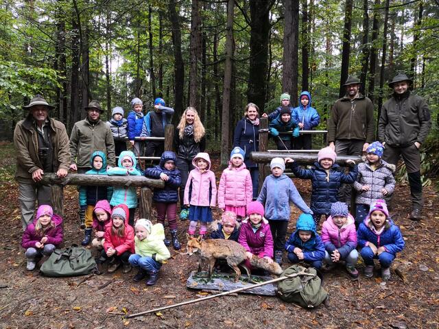 Die KindergartenKkinder waren mit eifer im Bürgerwald von Eibiswald unterwegs, um sich von vertretern aus dem Jagdschutzverein Zweigstelle Eibiswald die das Ökosystem Wald spielerisch erklären zu lassen. | Foto: KK